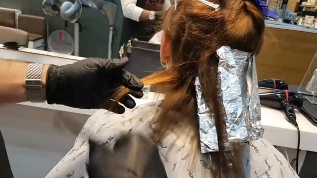 Hairdressers Guide To Coloring Your Own Hair And Not Ruining It highlight making