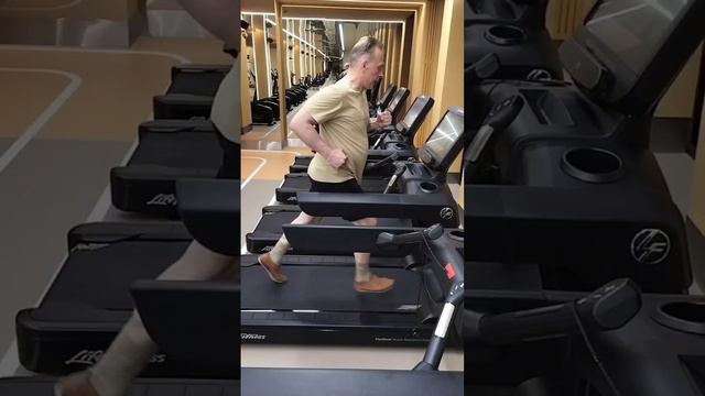 Упражнения для укрепления мышц спины и нижних конечностей на фитнес тренажерах. Выполняет Л. Буланов