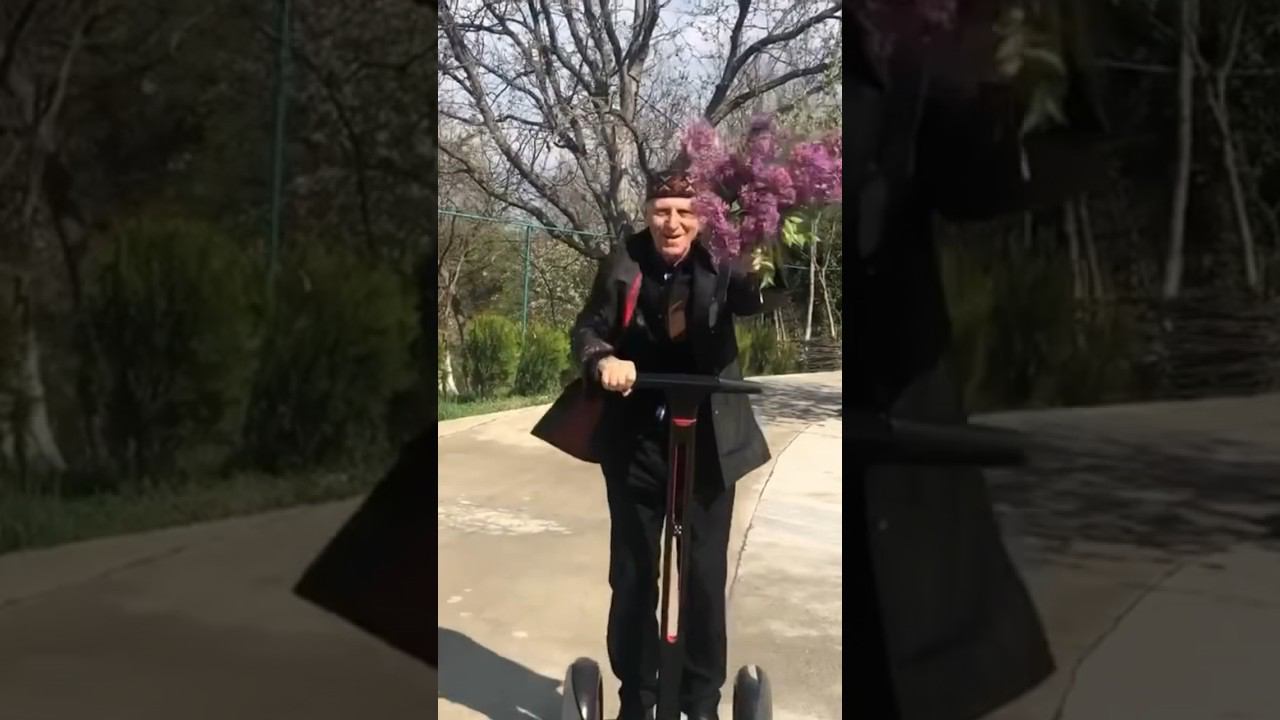 Шалва Амонашвили привез цветы для любимой невестки Тамрико (из семейного архива)
