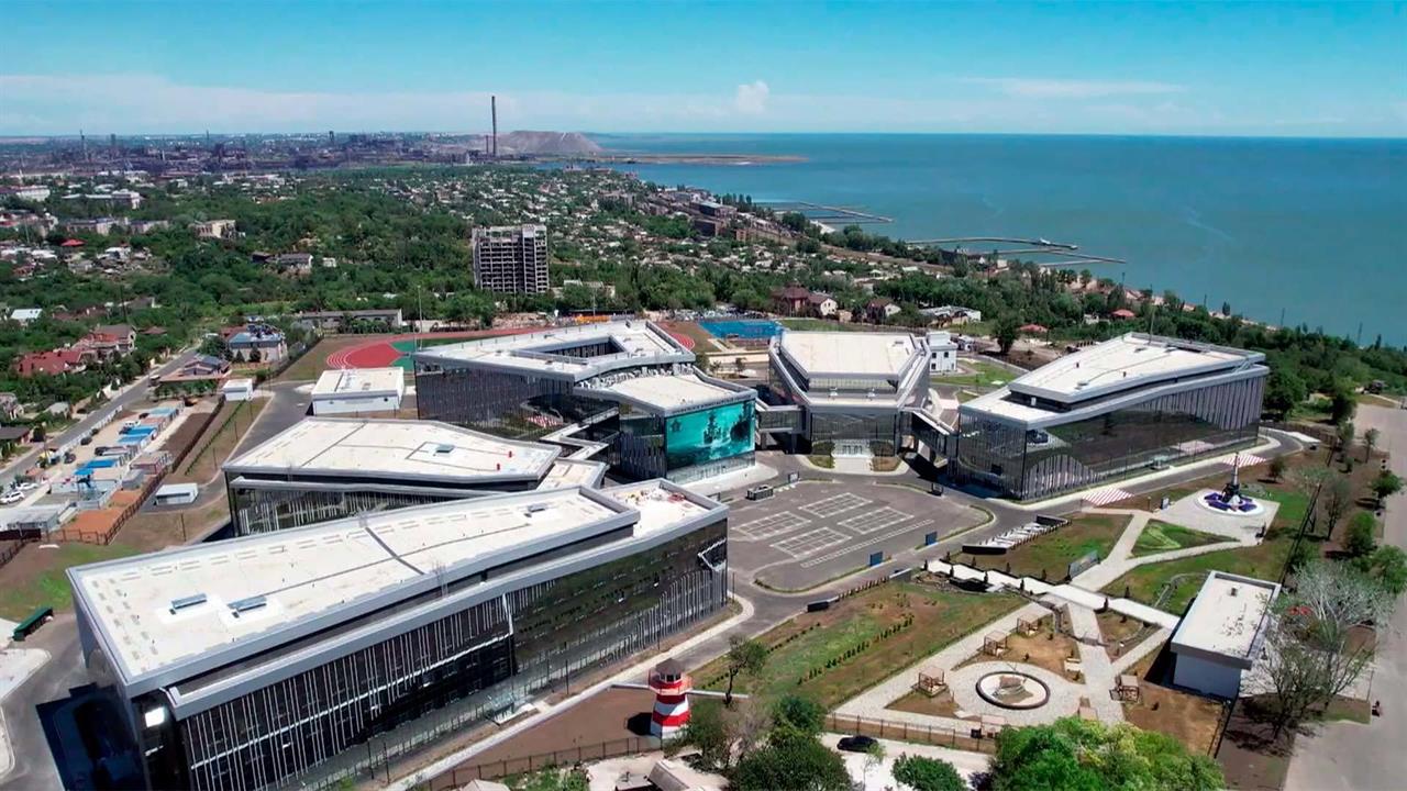 В Мариуполе открыты новая современная больница и комплекс Нахимовского училища