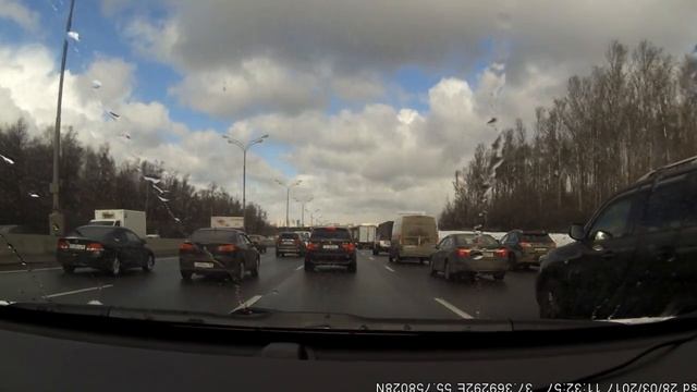 Внезапно снег сполз с крыши машины