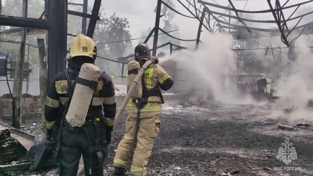 Пожар в ангаре строй материалов, город Хабаровск.