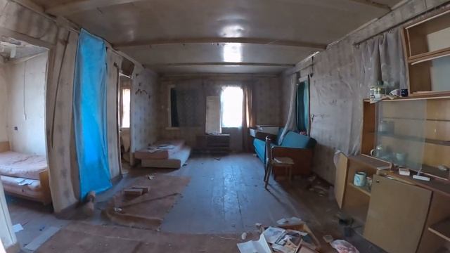 Дверь, теплица, заброшенный дом и вода