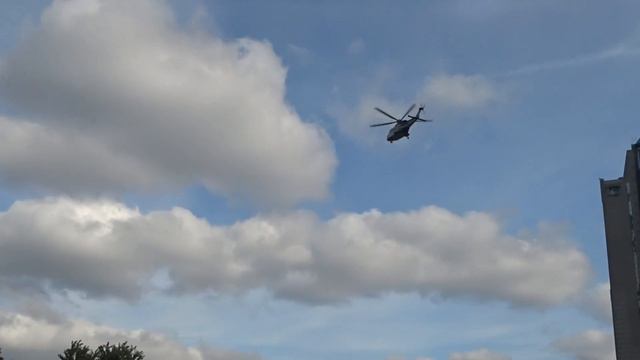 Взлет вертолета с площадки у Москва Сити