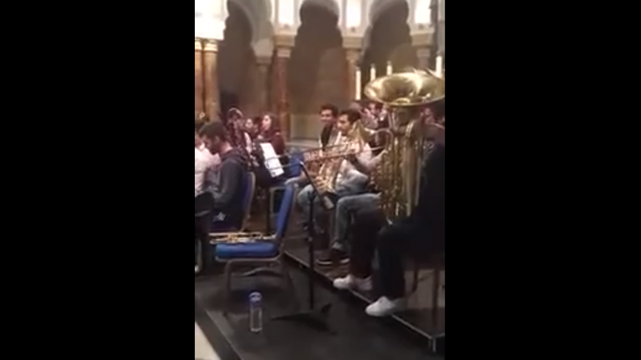 Задает тон всему оркестру