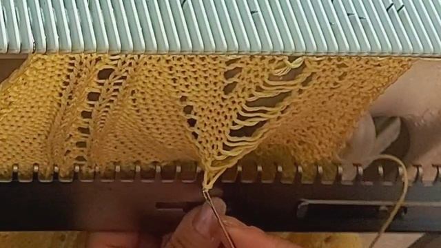 ШЕСТАЯ ЧАСТЬ Левая часть переда топа, сбавки на горловину и пройму