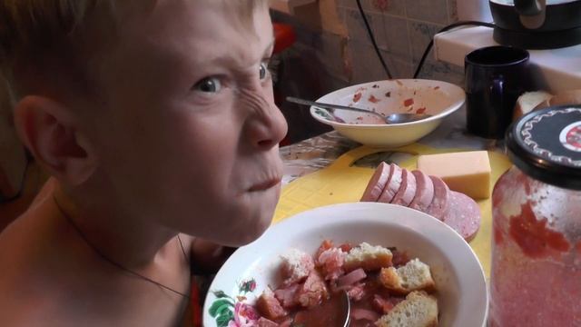 00037. Как правильно есть борщ -бутерброд вам покажет Дима.