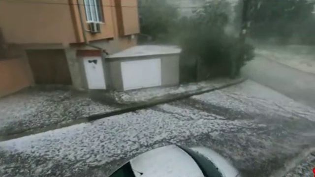🌩️ Сильный град и проливной дождь затопили улицы и дома в  Болгарии.
--12 июня 2024--