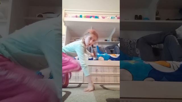 показывала как размять стопы  и сесть на  шпагат ???