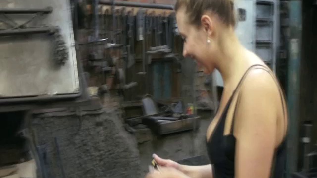 Кузня в Москве. Разжигание огня в горне. Smithy in Moscow. 