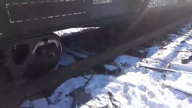 Вагон с газовой трубой сошёл с рельсов(1)