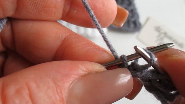 Для дизайна вязаных моделей наборный край низ изделия - ажурный узор спицами без накидов