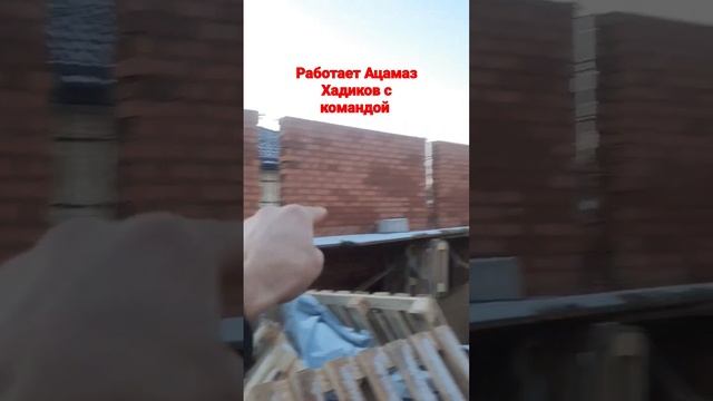 как правильно построить дом из кирпича армированые тумбы заливается битоном