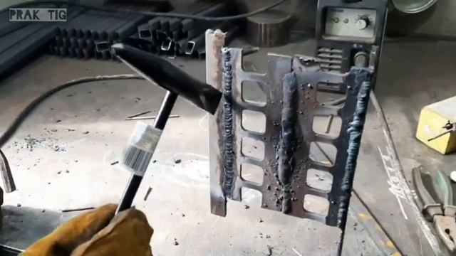 Вертикал в два прохода электродами. Варит ученик. Впервые.