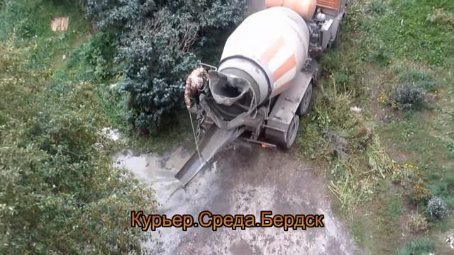 Бетономешалку моют во дворе дома в Бердске