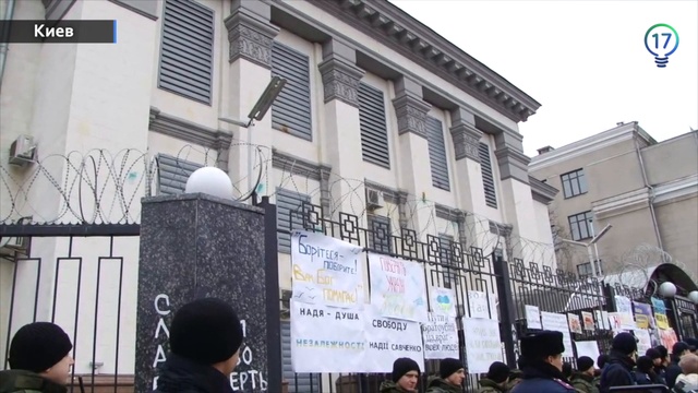 Российское посольство забросали яйцами