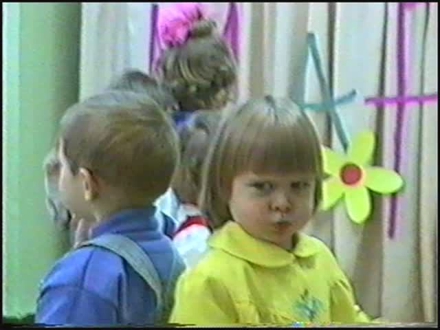 Кристинка надувает щеки 03.1998