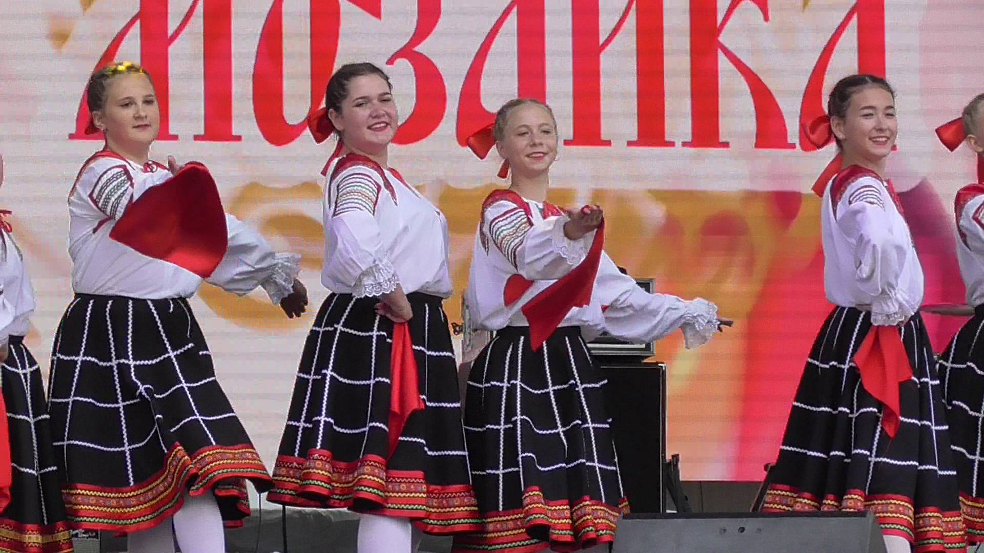 Девушки танцуют танец. Первый день фестиваля «Орловская мозаика» 2024 год. Город Орёл