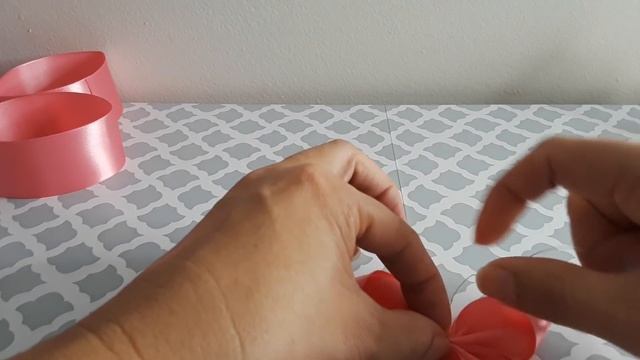 Laço simples na fita de cetin