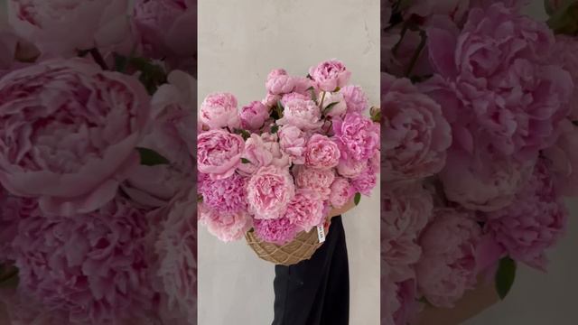 Авторская композиция из розовых пионов в плетеной корзине