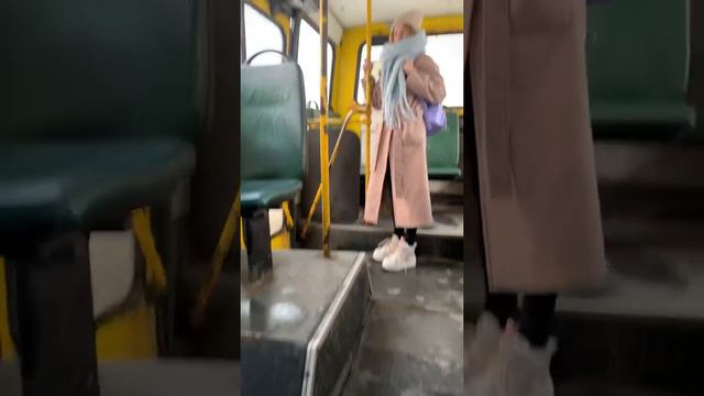 Как правильно садится в машину зимой?