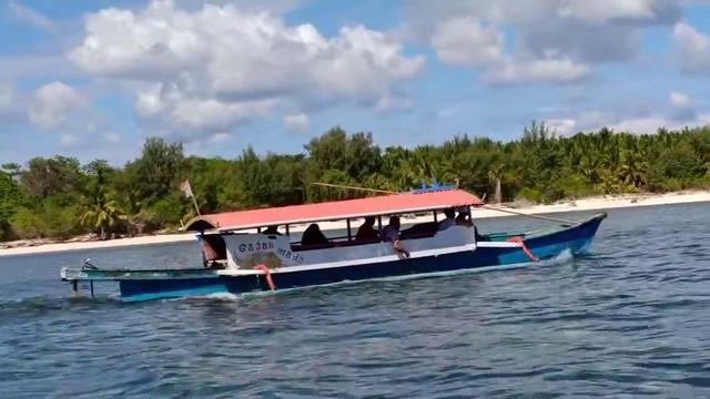 Naik Perahu Menikmati Keindahan Pasir Putih Sepanjang Pantai
