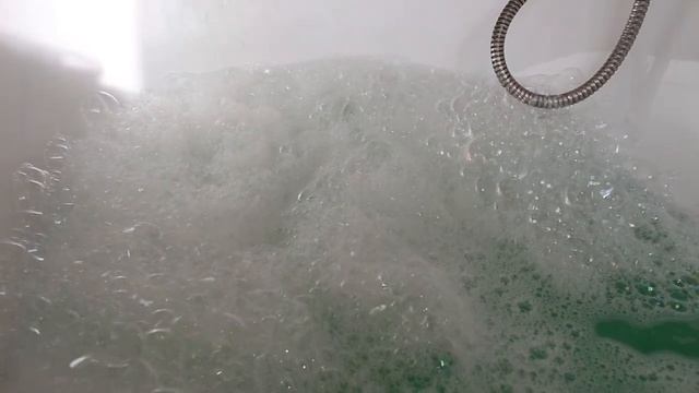 Сделала ванну, вылив 1л шампуня (The Burenka Маша)