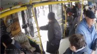 В Казани пассажирка автобуса пыталась украсть у кондуктора телефон, но в драке вырвала еще и сережку