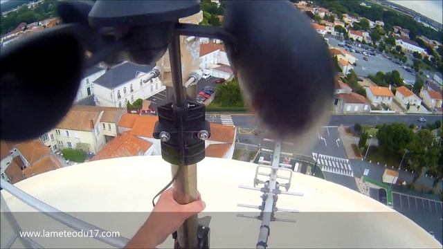 Installation de l'anémomètre Davis en haut du château d'eau d'Aigrefeuille (17)