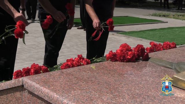 Возложение цветов к мемориалу «Солдатам правопорядка Дона, погибшим при исполнении служебного долга»