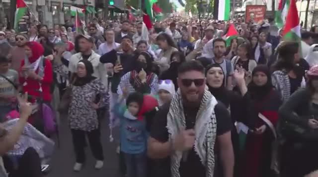протестующие в Берлине маршируют в знак солидарности с сектором Газа.