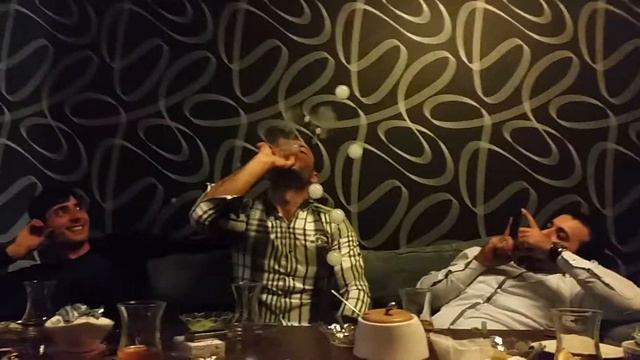Dostlarla qelyan keyfi