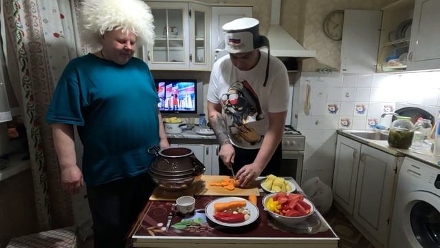Свинина с картошкой и овощами в афганском казане