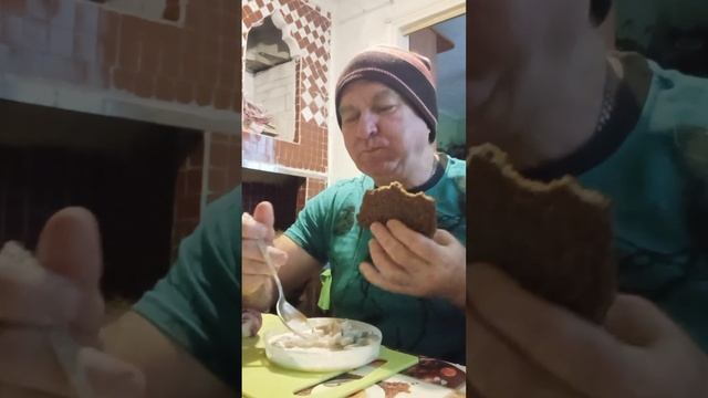 На перекус сельдь филе-кусочки в майонезной заливке.