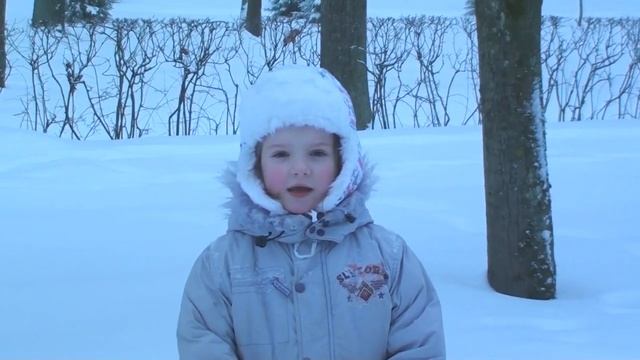 Читаем наизусть в парке стихотворение "Снежок"