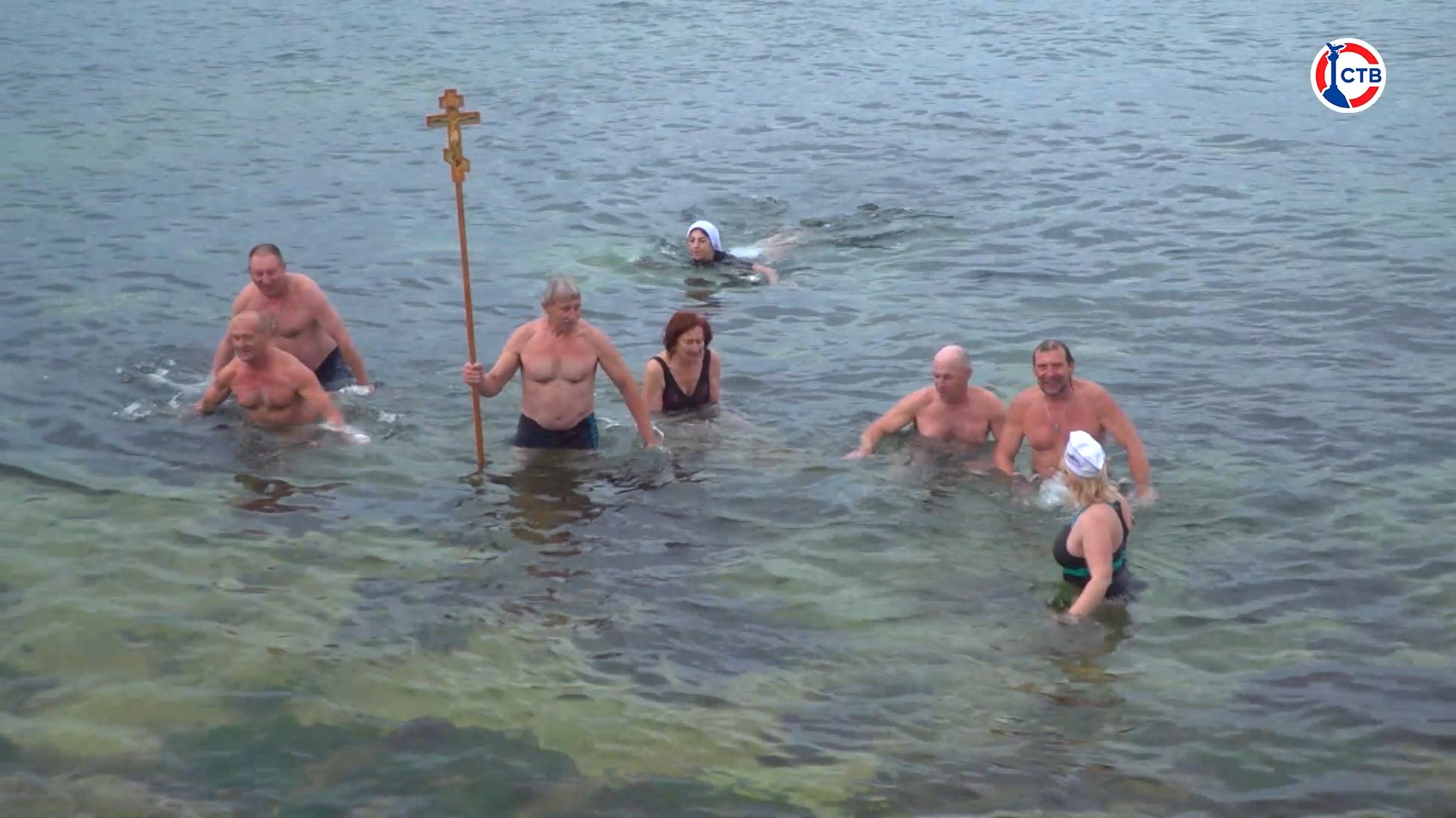 Севастопольские моржи отправились в заплыв в Чистый четверг
