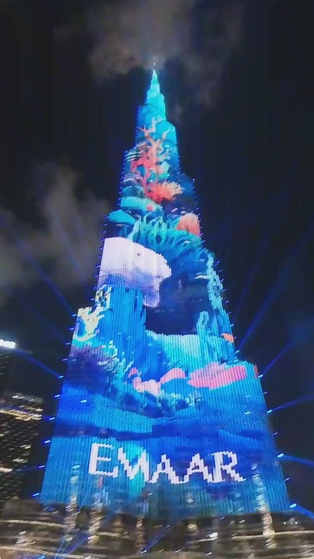 Красивое шоу на Бурдж-Халифа во время танца фонтанов