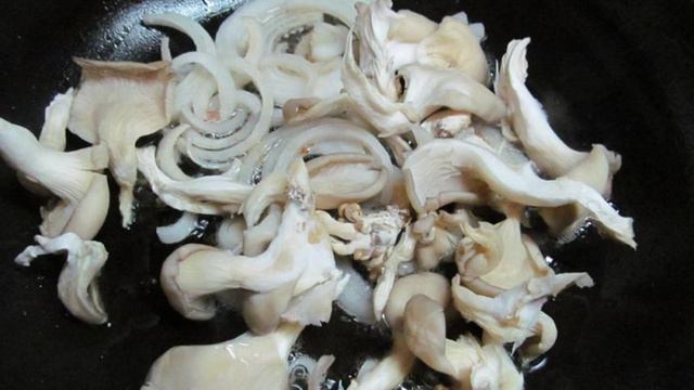 Салат из пекинской капусты бекона и грибов