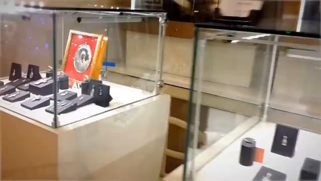 Торговое оборудование: прилавки с подиумом -- пристенный остров.