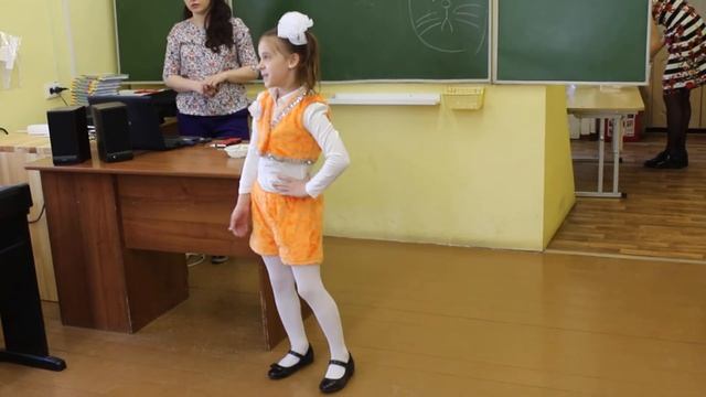Алёна поет песню Рыжий кот