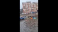 В Санкт-Петербурге в реку упал автобус с людьми: Очевидцы пытаются помочь пассажирам
