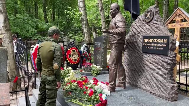 В Питере на Пороховском кладбище открыли памятник Е Пригожину.