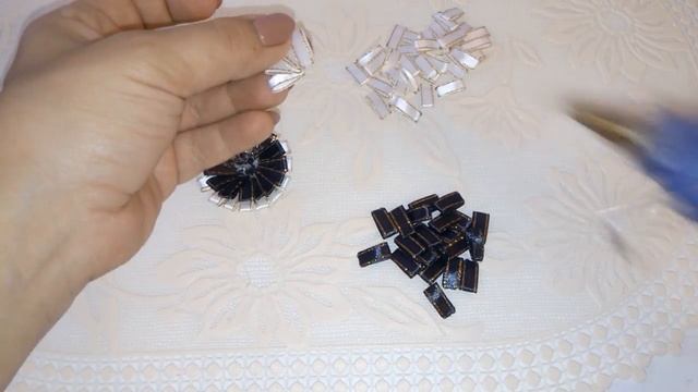 Заколки в школу. Цветы канзаши. Цветы из атласных лент. Flowers kanzashi.