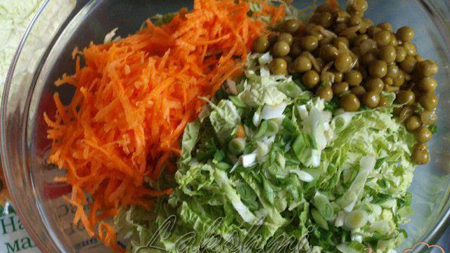 Салат с савойской капустой,морковью и горошком
