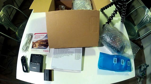Canon EOS 70D unboxing. Kit with 18-135mm lens