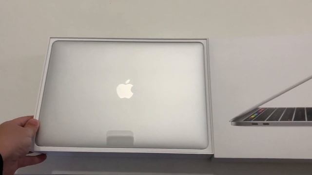 Apple MacBook Pro 2019 (13", 8GB RAM, Archiviazione 256 GB) - Argento