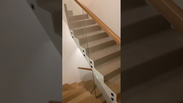 Стеклянные ограждения лестницы