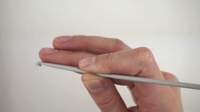 Урок №5. Как держать крючок для вязания