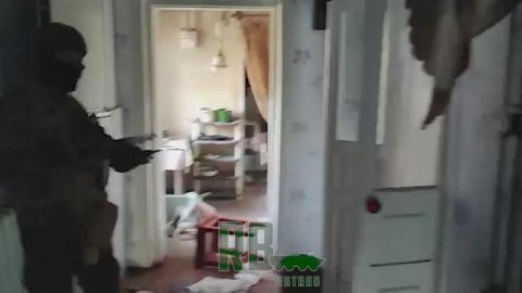 ❗💥⚡Штурмовики в Очеретино осматривают дом, который при бегстве бросили боевики ВСУ