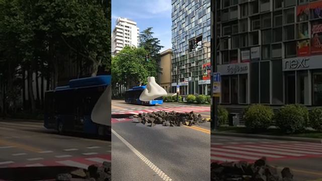 Всем внимание:в Тбилиси появились огромные летающие хинкали,которые, похоже, хотят захватить планету